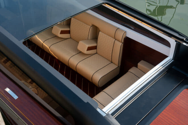 Le taxi nautique de luxe est un mélange de bois et de technologie moderne, notamment de l'énergie hybride.