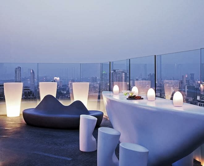 Bar sur le toit de la ville de Mumbai.