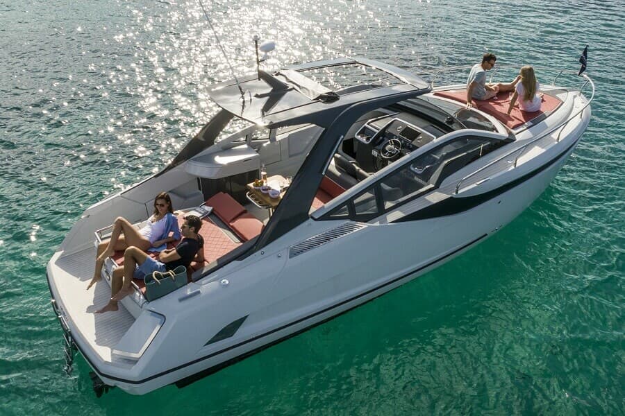 Fairline F//Line 33 (version inboard)