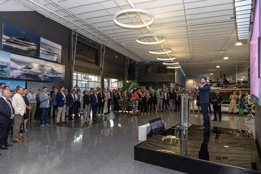 Stefano de Vivo, CCO, supervise l'ouverture du showroom de Fort Lauderdale.