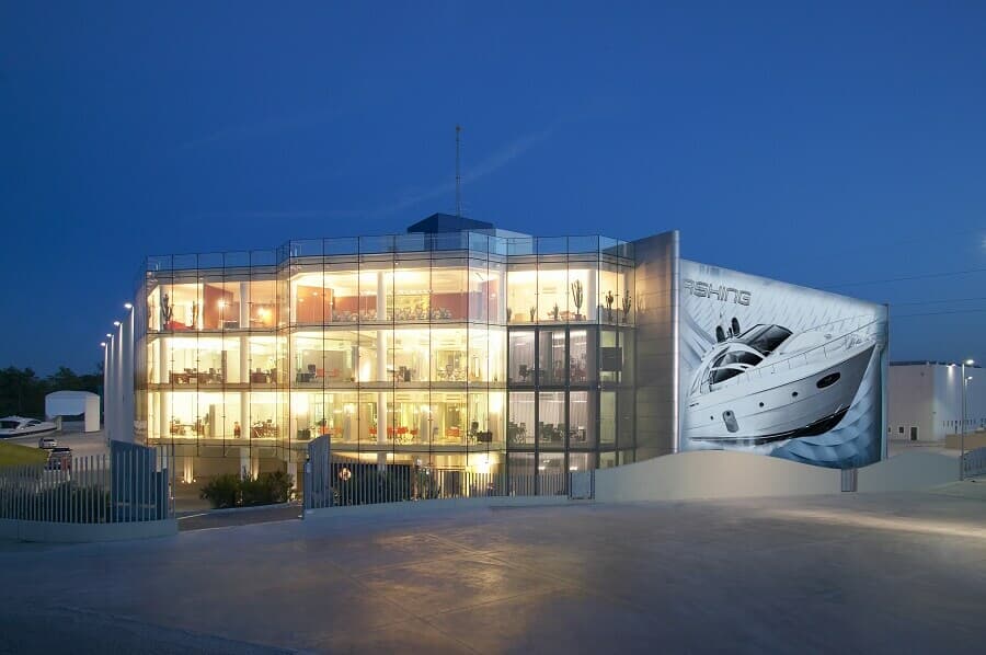 Le bureau futuriste de l'usine de Mondolfo, qui abrite les séries X et GTX de Pershing, ainsi que Wallywhy et deux modèles Itama.