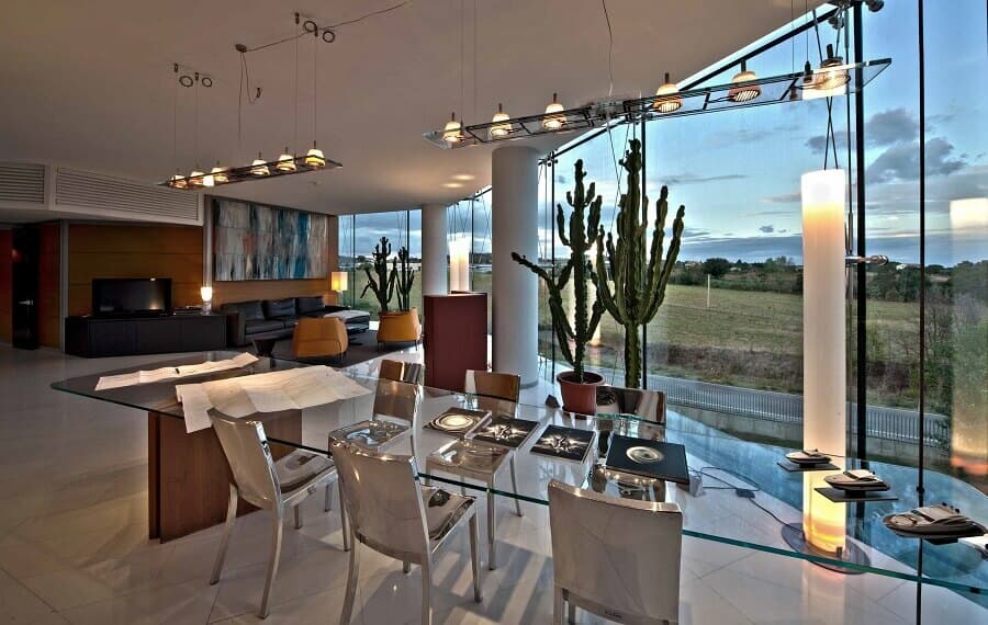 Vue sur les terres agricoles depuis l'immeuble de bureaux vitré de Mondolfo.
