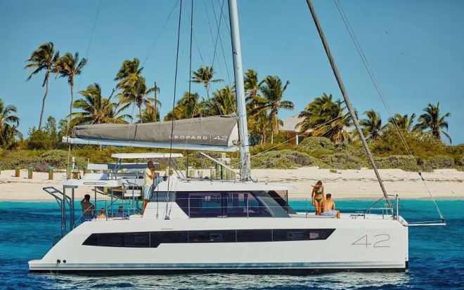 Leopard 42, vue de la mer sur le côté du bateau.