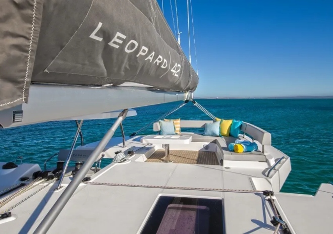 Vue de l'intérieur du Léopard 42, avec le salon sur le pont. 