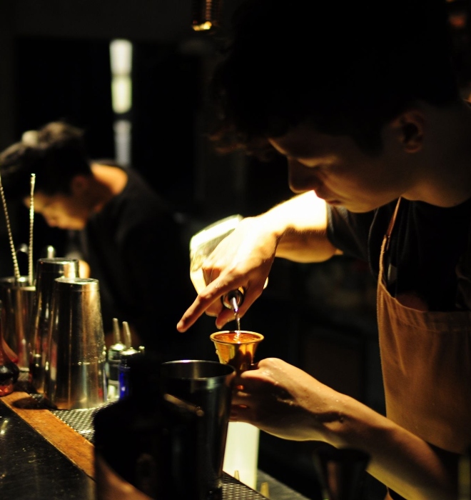 Zac Ibrahim prépare des boissons au Jekyll & Hyde.