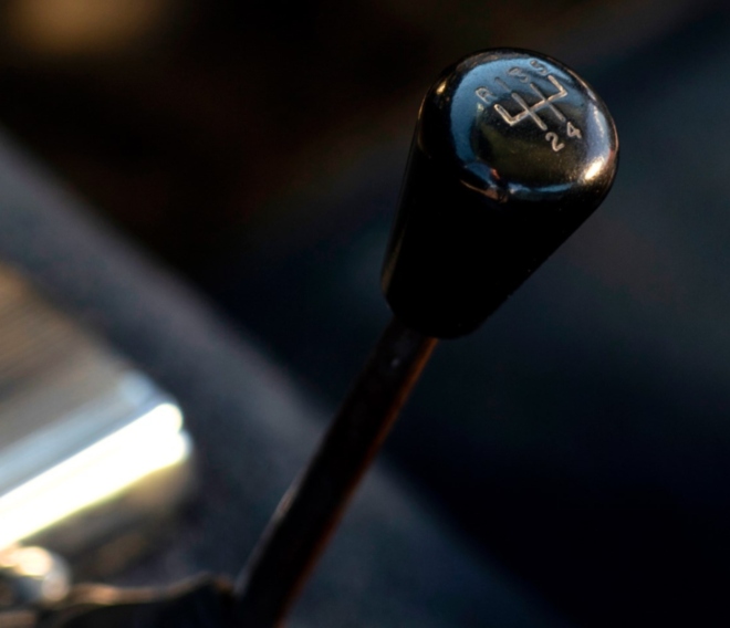 Le délicat pommeau de levier de vitesse à l'intérieur de la DB5. Photo : Car, UK.
