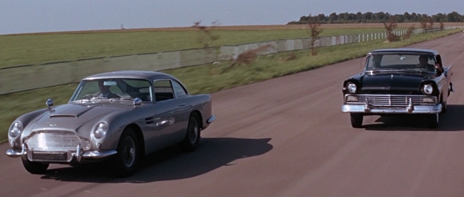 James Bond utilise la DB5 à bon escient dans Thunderball.
photo © United Artists, Danjaq LLC