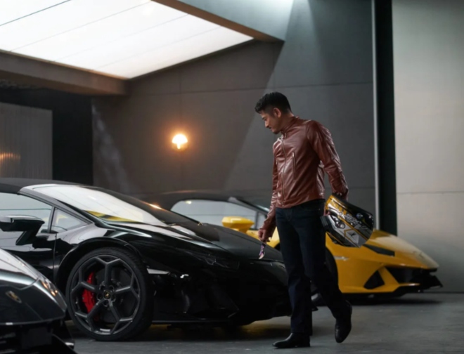 Aaron Kwok, célébrité de Hong Kong, admirant sa collection privée de voitures de luxe. Photo : Prestige.