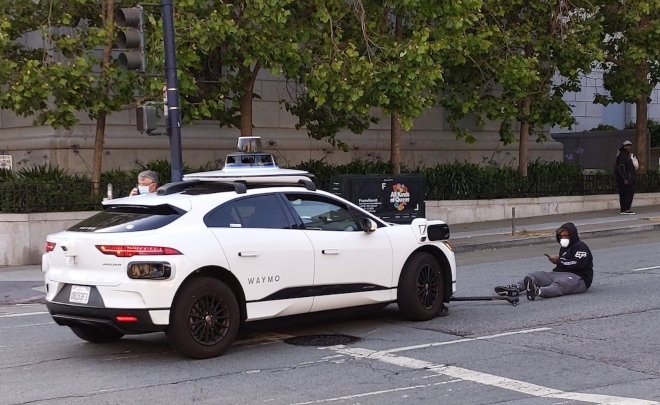 Une voiture Waymo One évite un accident mortel avec un scooter.