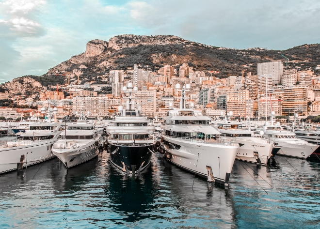 superyachts et megayachts à quai au Port Hercule, Monaco