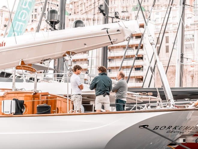 Discussion sur les superyachts lors du Monaco Yacht Show. 