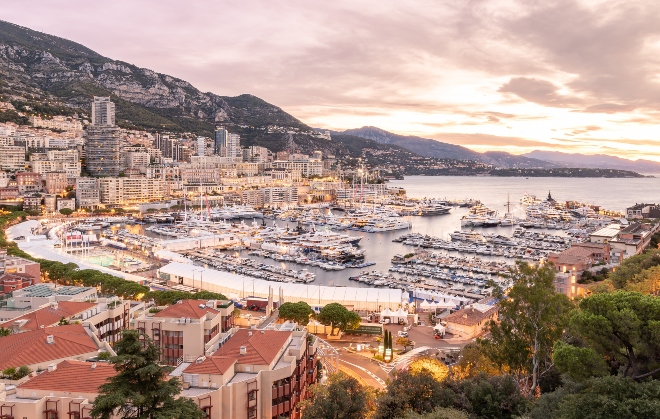 Coucher de soleil sur le Port Hercule et plus d'une centaine de yachts à quai. Photo : Monaco Yacht Show