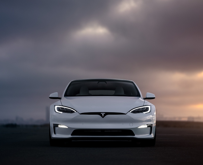 Tesla Model S en blanc.