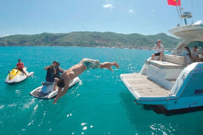Nager en mer depuis le confort de son propre pont au Vietnam