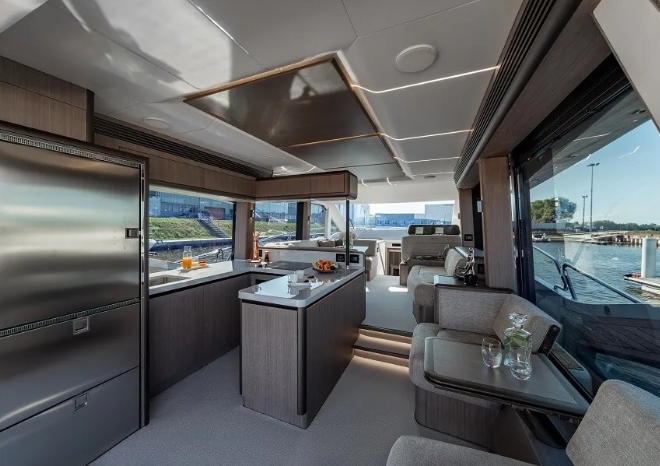 Salle à manger confortable du Galeon 560 Fly.