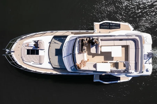 Bain de soleil sur le toit du Galeon 440 Fly.