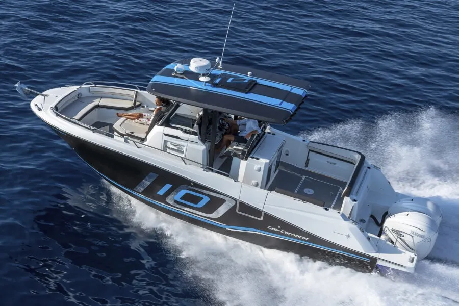 Le 10.5 CC peut être propulsé par deux moteurs hors-bord Yamaha V8 de 425 ch.