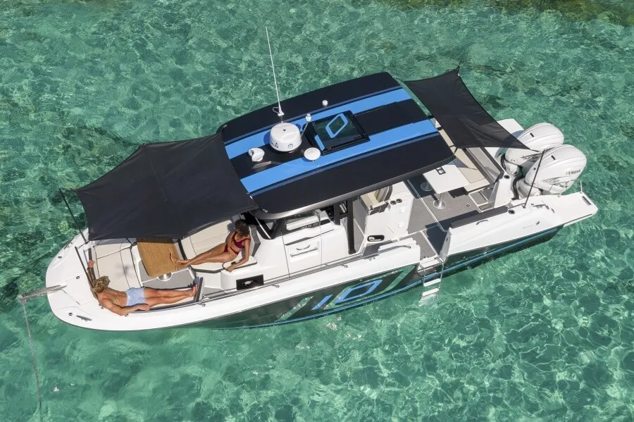 Les biminis peuvent couvrir les extrémités avant et arrière du bateau.