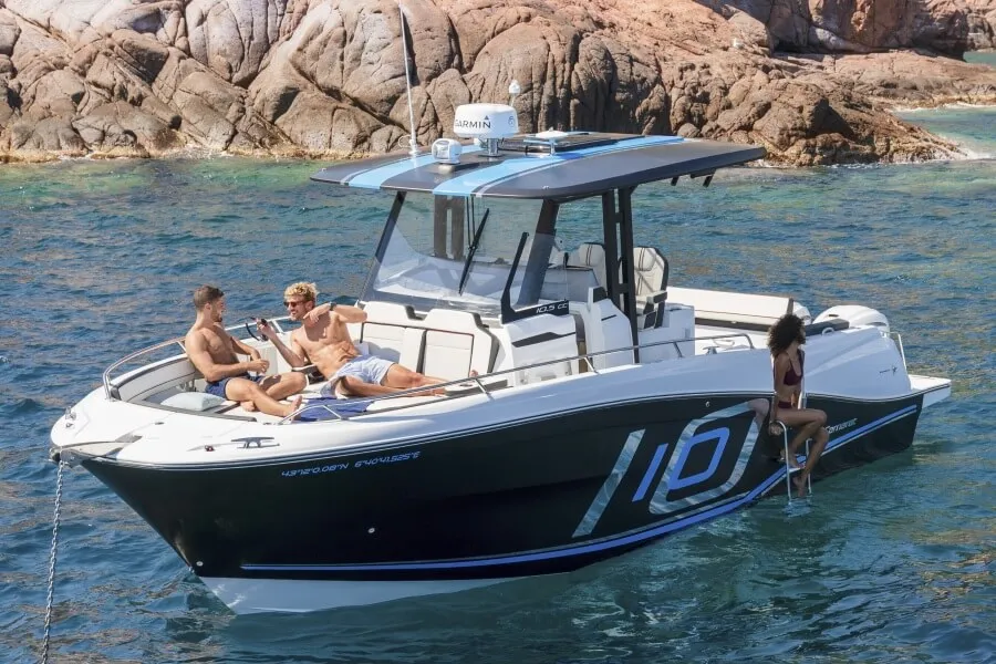 La proue peut être équipée d'une table ou de coussins.