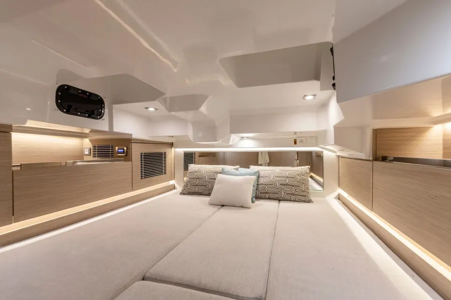 La cabine centrale peut être aménagée en deux lits simples ou un lit double.