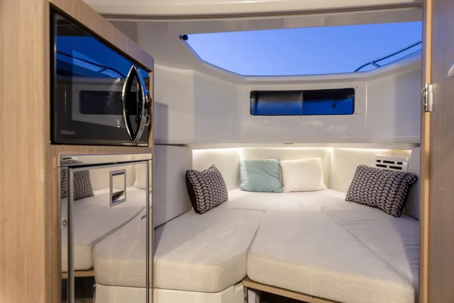 Surmonté d'une grande lucarne, le salon avant peut être rempli pour créer une couchette double.