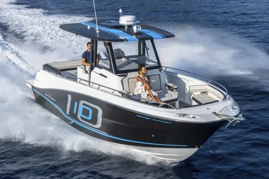 Le Cap Camarat 10.5 CC bénéficie d'une coque Michael Peters