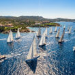 Vue aérienne d'une flotte de voiliers lors de la Rolex Swan Cup naviguant au large des côtes de Porto Cervo en Sardaigne.