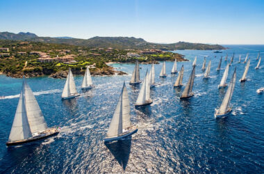 Vue aérienne d'une flotte de voiliers lors de la Rolex Swan Cup naviguant au large des côtes de Porto Cervo en Sardaigne.