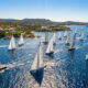 Vue aérienne d'une flotte de voiliers lors de la Rolex Swan Cup naviguant au large des côtes de Porto Cervo en Sardaigne.