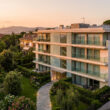 Résidence moderne de luxe entourée de jardins à Barcelone au coucher du soleil.