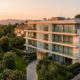 Résidence moderne de luxe entourée de jardins à Barcelone au coucher du soleil.