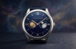 Montre de luxe Midnight Jour Nuit de Van Cleef & Arpels sur fond de nébuleuse étoilée.