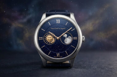 Montre de luxe Midnight Jour Nuit de Van Cleef & Arpels sur fond de nébuleuse étoilée.