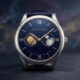 Montre de luxe Midnight Jour Nuit de Van Cleef & Arpels sur fond de nébuleuse étoilée.